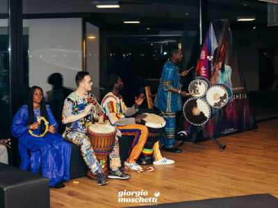 �Tra i nostri strumenti tipici c�� il sabar � incalza il musicista -, tamburo con tiranti in legno e una superficie di pelle di capra, sulla quale si possono utilizzare sia le mani sia le bacchette...�